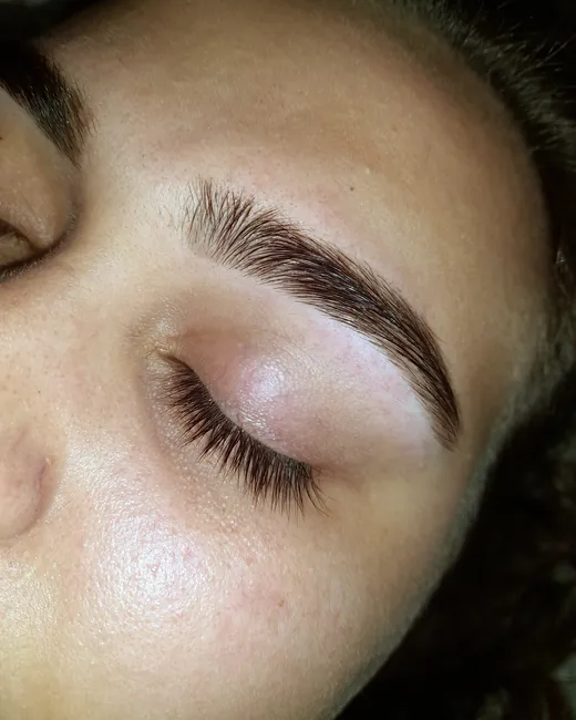 Sobrancelha depois do design com linha