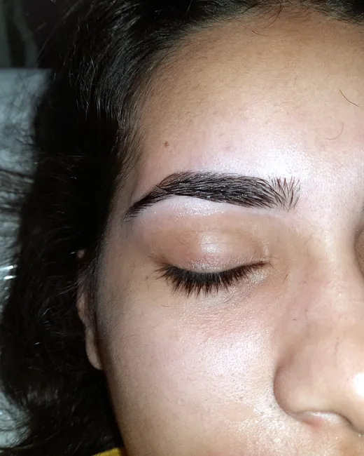 Sobrancelha depois do design com linha